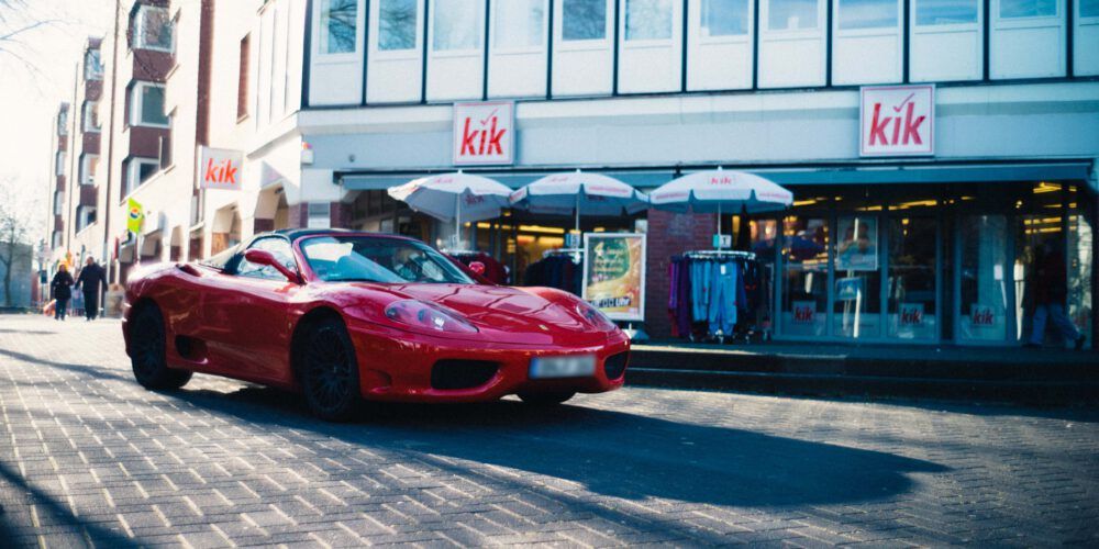 Ein Ferrari steht vor einem kik